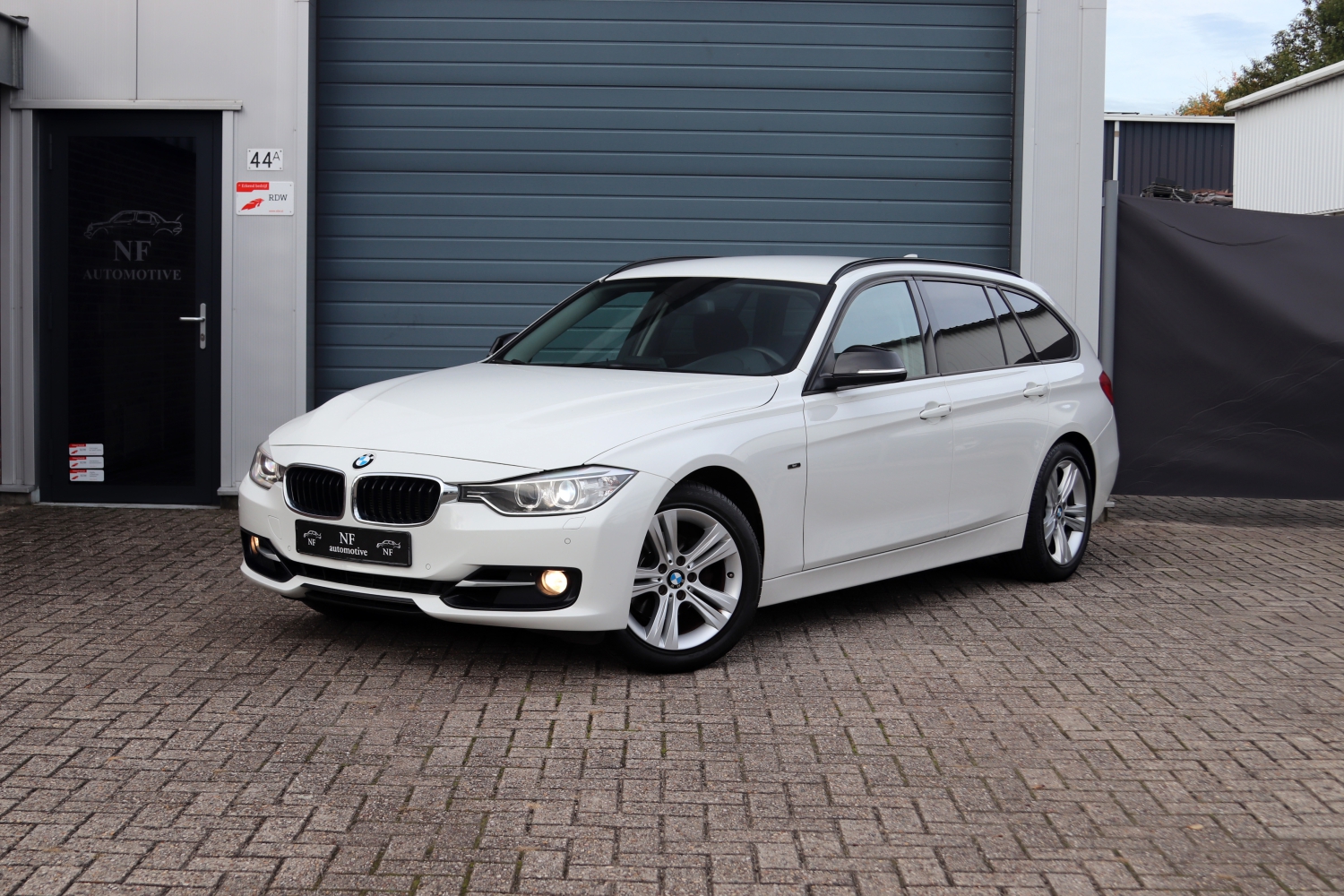 BMW-320i-Touring-F31-2014-001.JPG