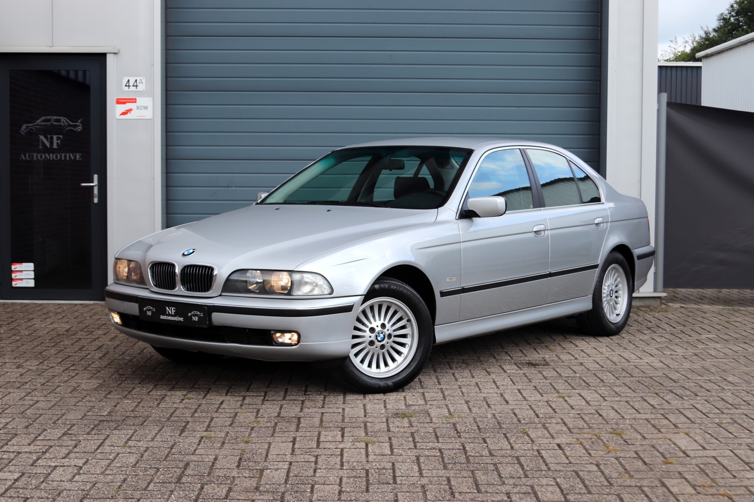 BMW-523i-Sedan-E39-1998-XDFZ77-001.JPG