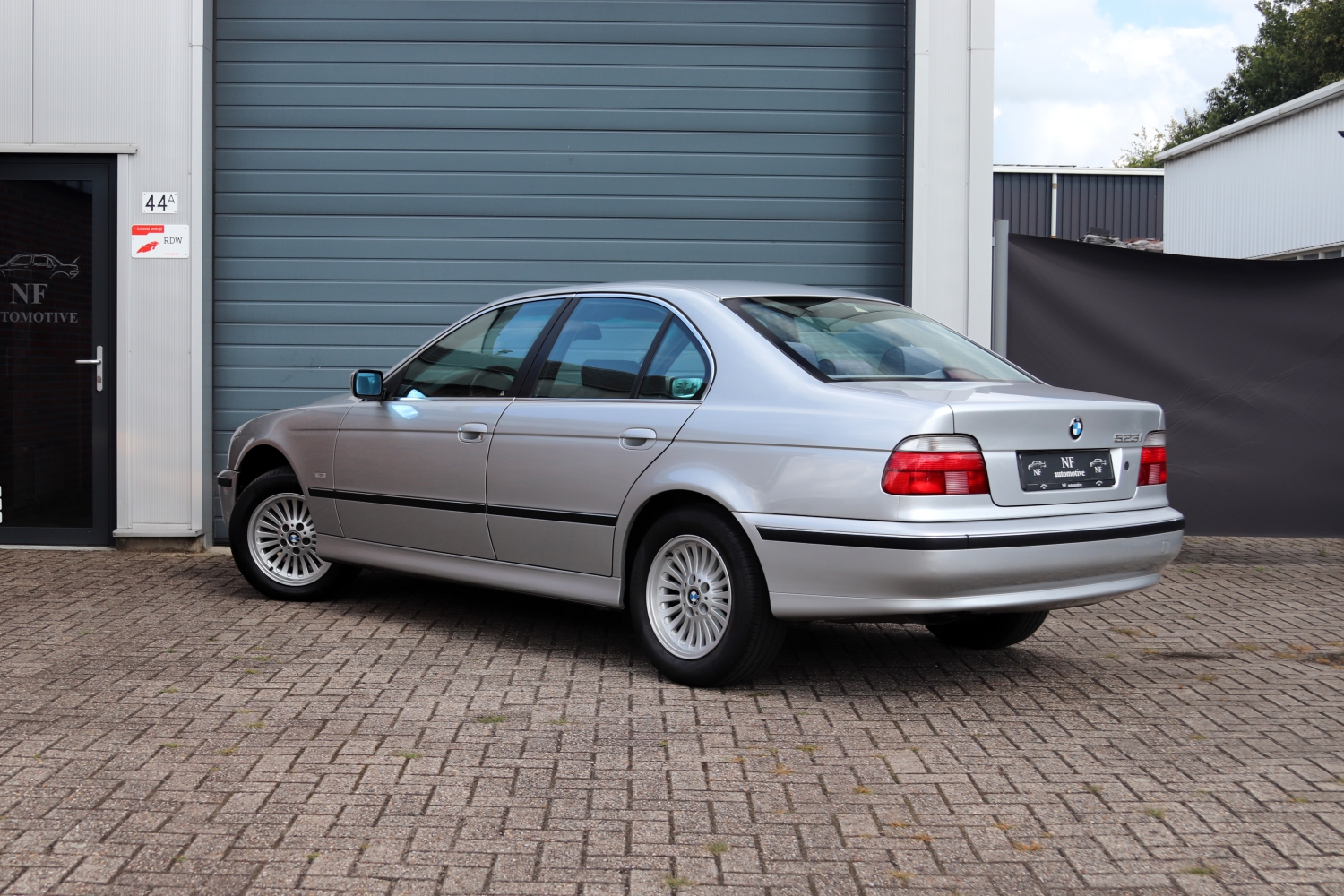 BMW-523i-Sedan-E39-1998-XDFZ77-014.JPG