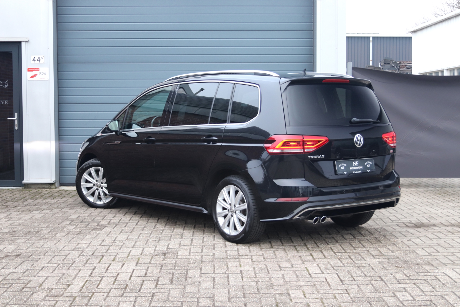 Volkswagen-Touran-18TSI-2017-SB747S-012.JPG